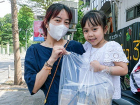 Khách đội nắng chờ nếm cà phê muối giá rẻ, chủ quán Hà Nội bán mỏi tay