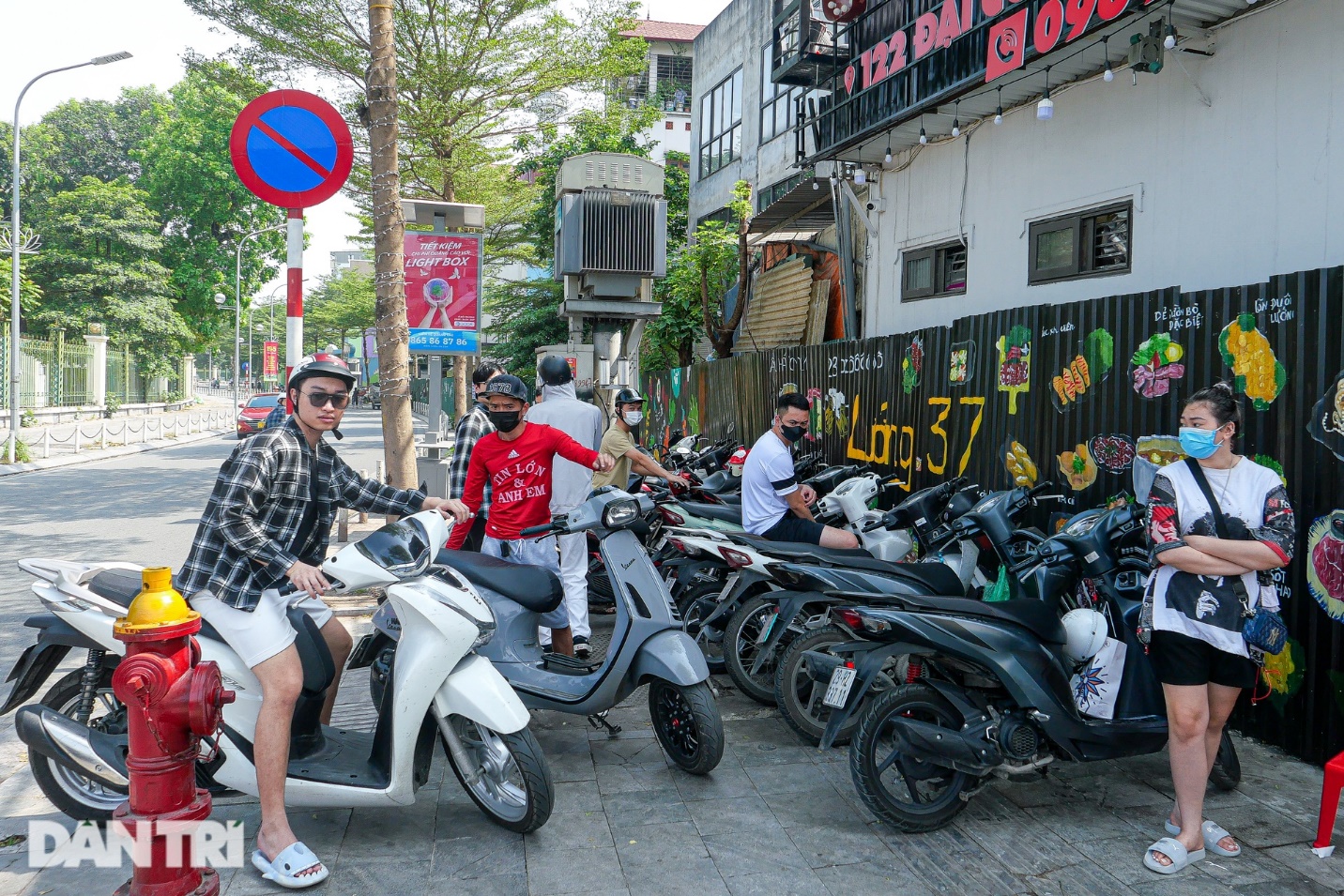 Khách đội nắng chờ nếm cà phê muối giá rẻ, chủ quán Hà Nội bán mỏi tay - 6