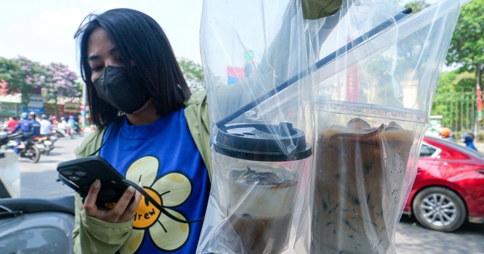 Khách đội nắng chờ nếm cà phê muối giá rẻ, chủ quán Hà Nội bán mỏi tay - 2