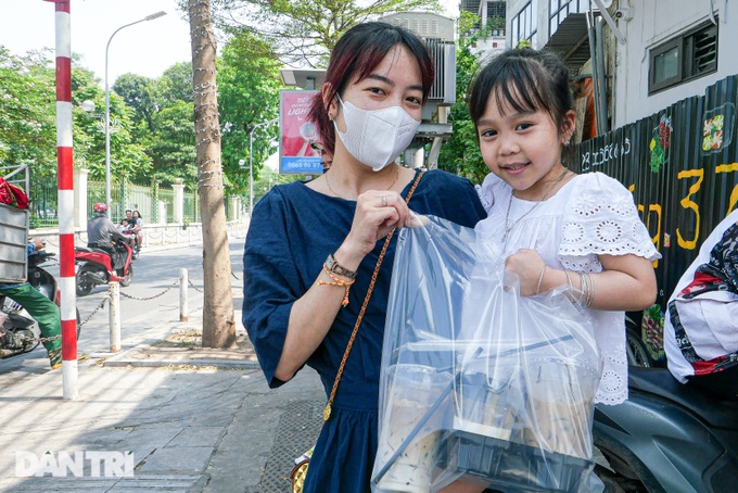 Khách đội nắng chờ nếm cà phê muối giá rẻ, chủ quán Hà Nội bán mỏi tay - 5